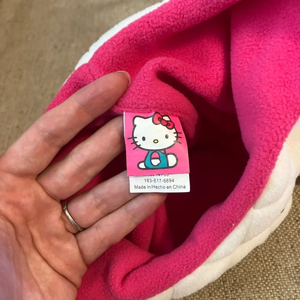 Hello kitty pink and white hat and mittens set